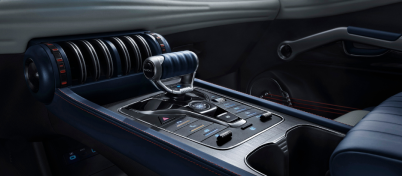 Futópadra emlékeztető középső kartámasz