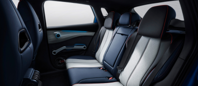 Tágas hely a hátsó utasüléseknél