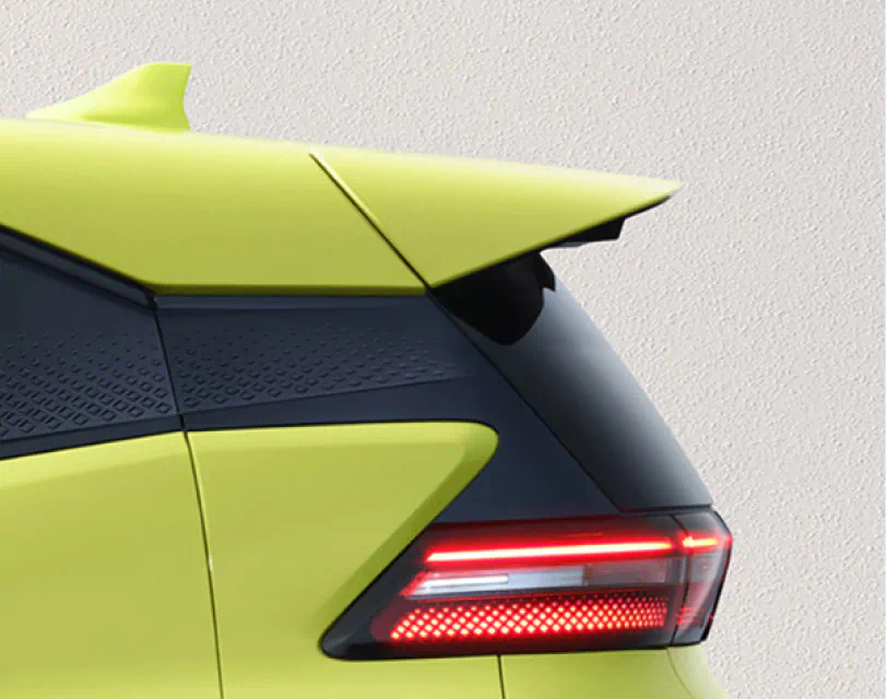 „Lebegő tető” és teljes szélességű LED-es hátsó lámpák